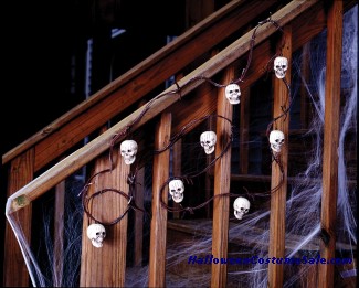 SKULL GARLAND, 8 HEADS AND WIRE